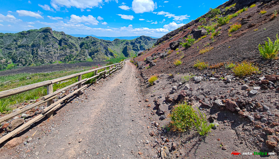 Дорога к кратеру вулкана Везувий